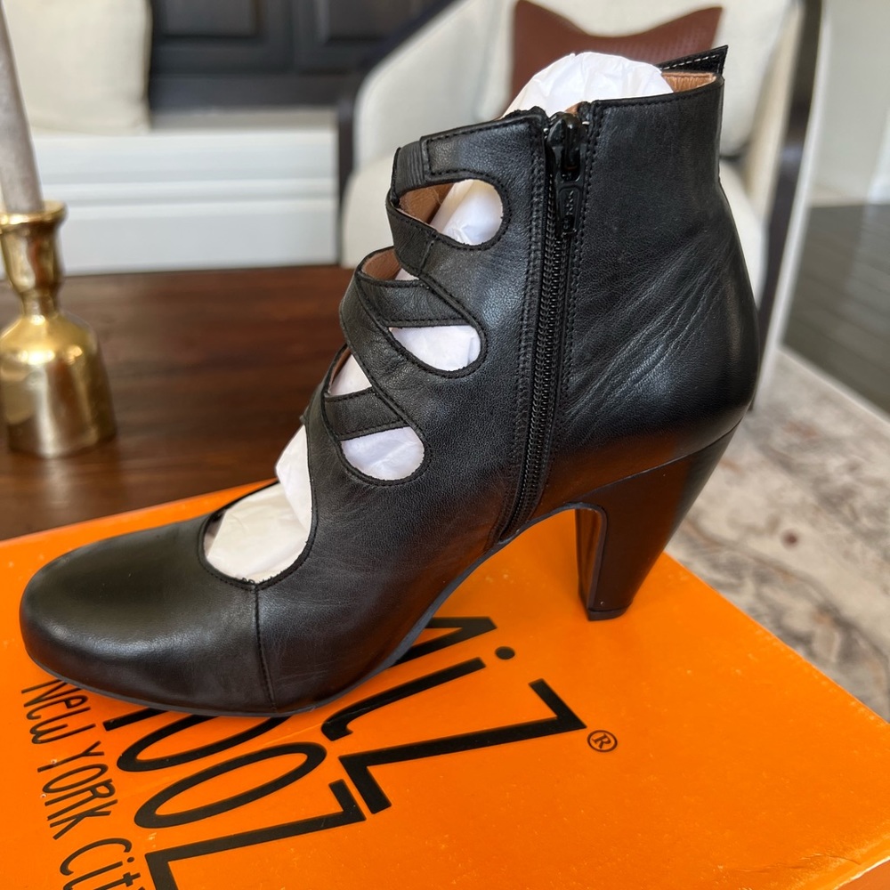 Classic Black Leather Women's Heel Pump - Picture 2 of 6
